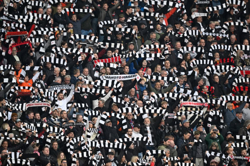 Ein SGE-Fan stürzte am Sonntagabend im Deutsche Bank Park einen Rang hinunter. Es gab mehrere Verletzte.