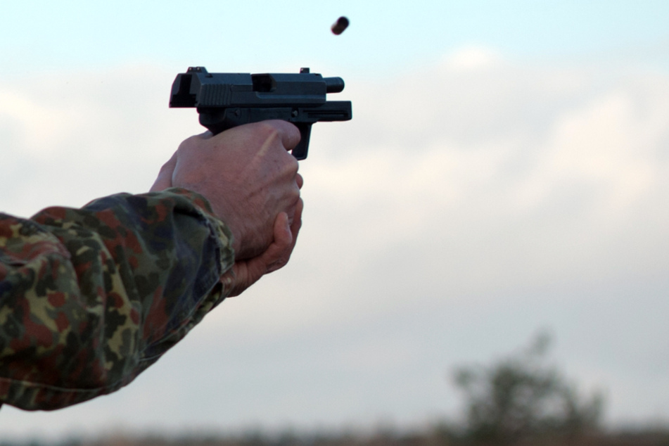 Reservisten üben auch das Schießen mit Waffen. (Archivbild)