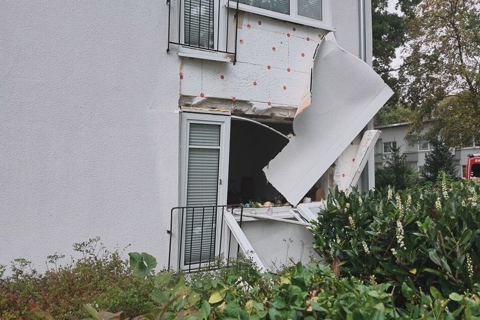 Ein Fenster-Tür-Element ist durch den Druck einer Explosion aus der Hauswand gebrochen.