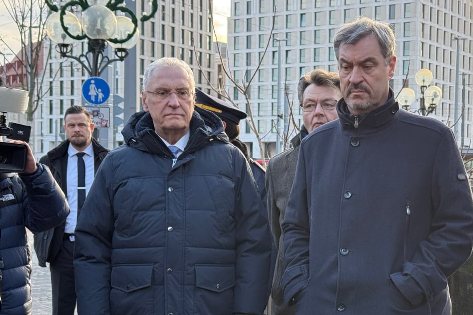 Bayerns Ministerpräsident Markus Söder (58, r.) und Innenminister Joachim Herrmann (68) machten sich am Nürnberger Hauptbahnhof selbst ein Bild von der Lage.