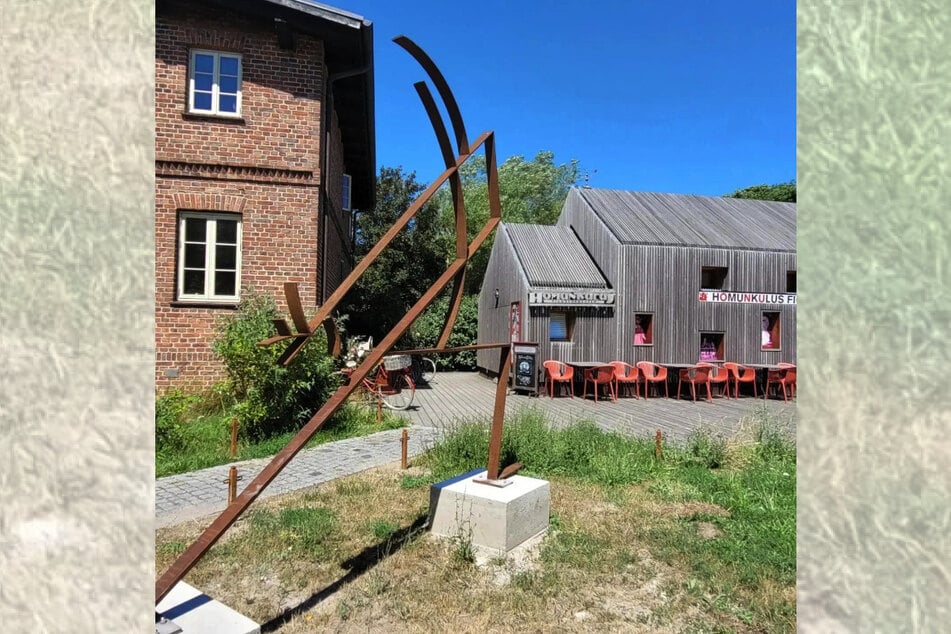 Eine der beiden Metallskulpturen vor dem Theater "Seebühne" auf der Insel Hiddensee.