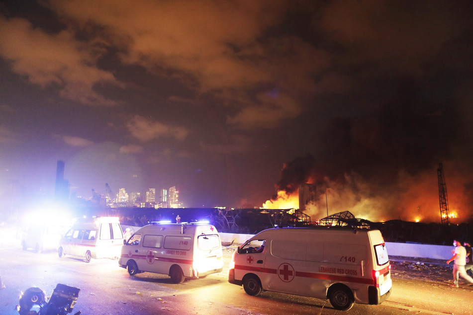 Krankenwagen sind nach einer Explosion im Einsatz.