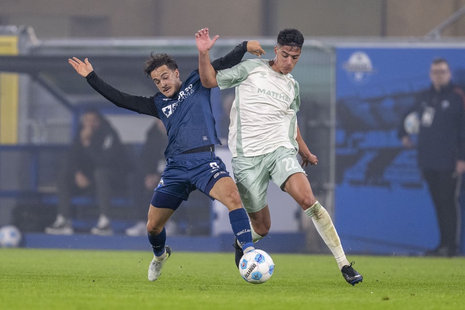 Mika Baur (20, l.) im DFB-Pokal gegen Werder Bremen.