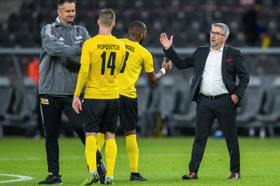 Union-Coach Urs Fischer (55, r.) verschiedet sich nach dem Spiel von dem Gegner aus Finnland. Die KuPS-Kicker verweilten nach Abpfiff noch lange am Spielfeldrand und wohnten der Union-Fan-Party bei.