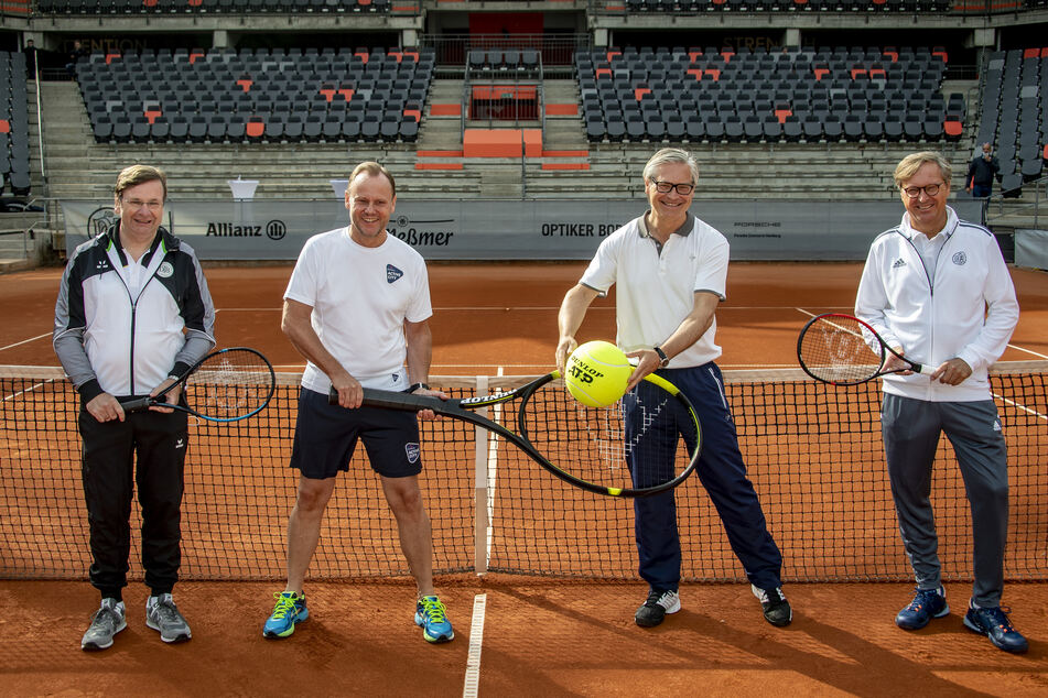 Hans-Wolfgang Kende (l-r), DTB-Vize-Präsident, Andy Grote (52, SPD), Hamburgs Sportsenator, Alexander Otto (53), Unternehmer und Mäzen und Carsten Lütten, 1. Vorsitzender des Clubs an der Alster, eröffnen die modernisierte Tennisanlage am Hamburger Rothenbaum.