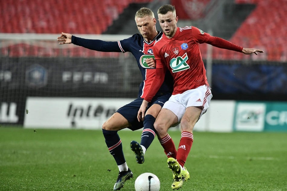 Mitchel Bakker (21, l.) lief zuletzt für Paris Saint-Germain auf. Hier im Duell mit Jérémy Le Douaron (23) von Stade Brest.
