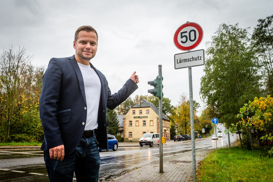 Endlich Lärmschutz: CDU-Stadtrat Michael Specht (35) zeigt auf die neuen Tempo-50-Schilder an der "Brettmühle".