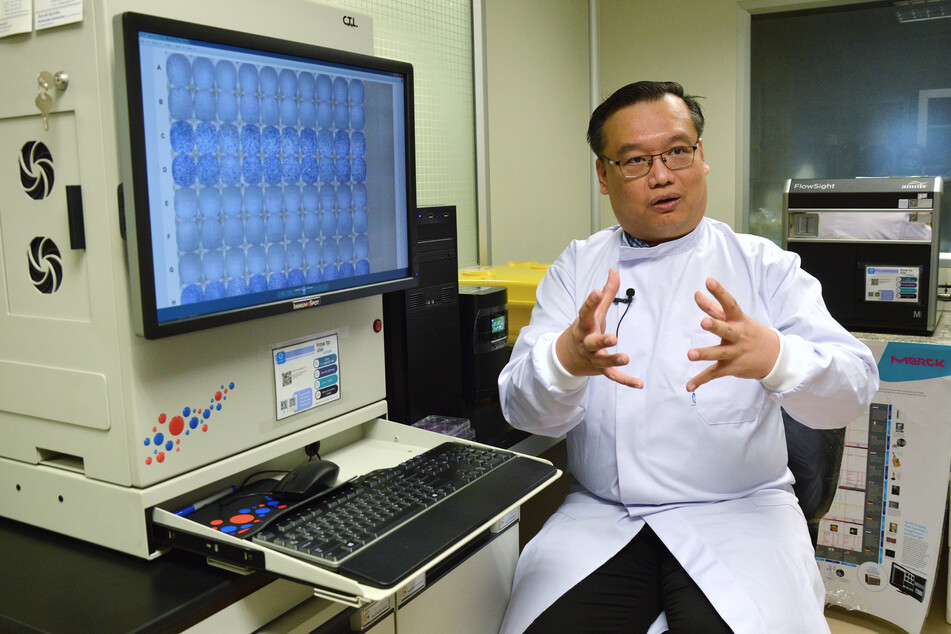Bangkok: Dr. Anan Jongkaewwattana, Forschungsleiter des Entwicklungsprogramms für einen Impfstoff gegen das Coronavirus am Forschungsinstitut BIOTEC (National Center for Genetic Engineering and Biotechnology). Er sagte, dass bereits zwei Impfstoffarten erfolgreich an Mausmodellen getestet worden sind.