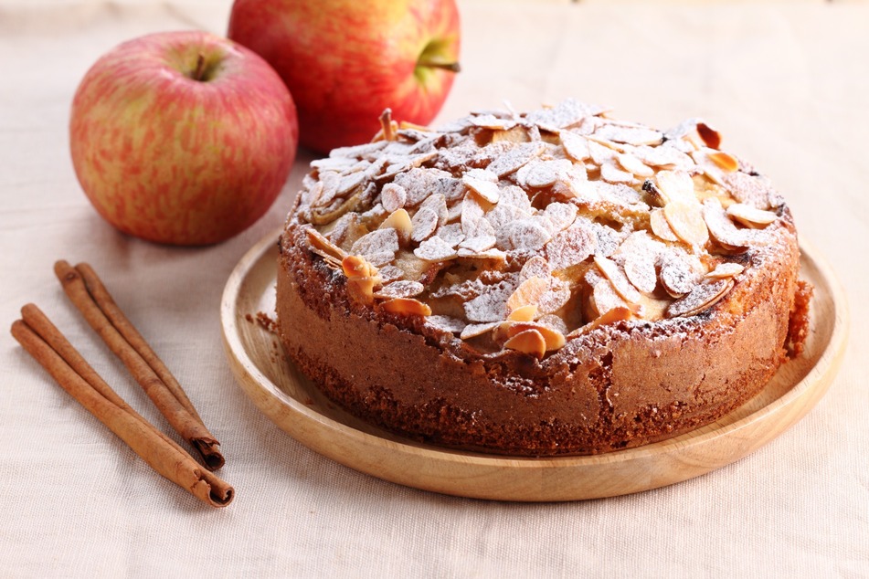 Gib in die Äpfel des Bratapfelkuchens eine Füllung ganz nach Deinem Geschmack.