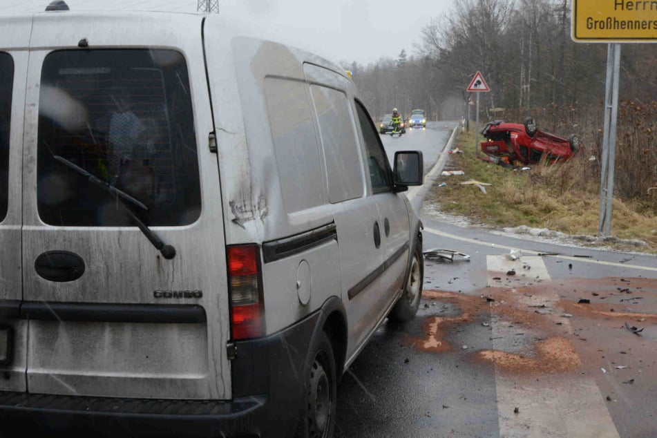 Schwerer Unfall in Ostsachsen: Skoda überschlägt sich, 54-Jährige landet im Krankenhaus