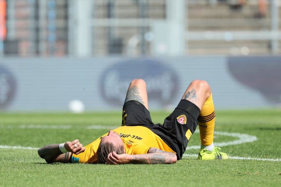 Manuel Schäffler lag nach dem Spiel enttäuscht am Boden.
