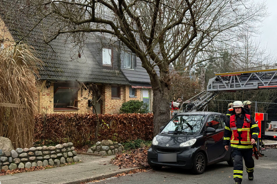 Hamburg: Feuer in Küche ausgebrochen: Einsatzkräfte retten Frau aus brennender Wohnung