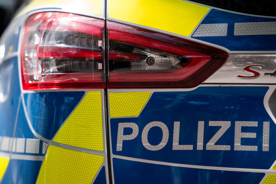 Weil er ein Polizeiauto angepinkelt hat, bekommt ein Nürnberger nun Ärger. (Symbolbild)