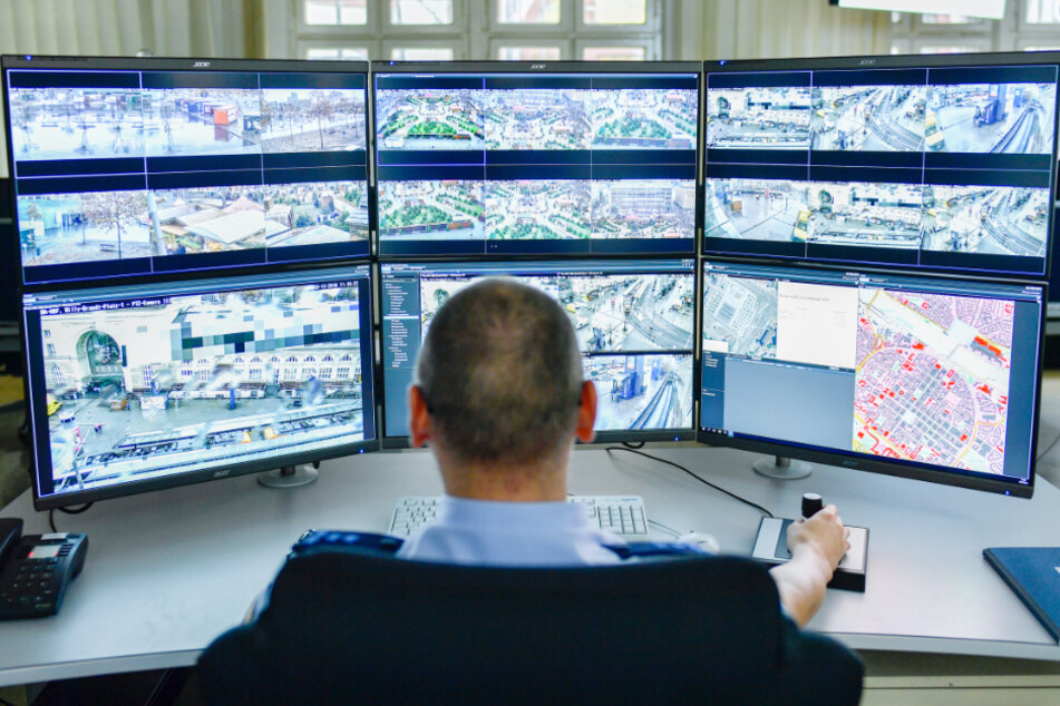 Ein Polizist sitzt im Polizeipräsidium Mannheim an einem Arbeitsplatz der sogenannten intelligenten Videoüberwachung. In der Stadt sind 68 Digital-Kameras an Orten mit laut Statistik erhöhtem Verbrechensaufkommen installiert.
