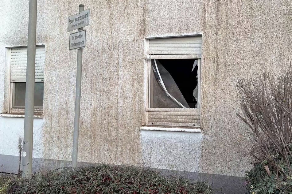 Einige Häuser in unmittelbarer Nähe wurden durch die kontrollierte Sprengung der Bombe beschädigt.