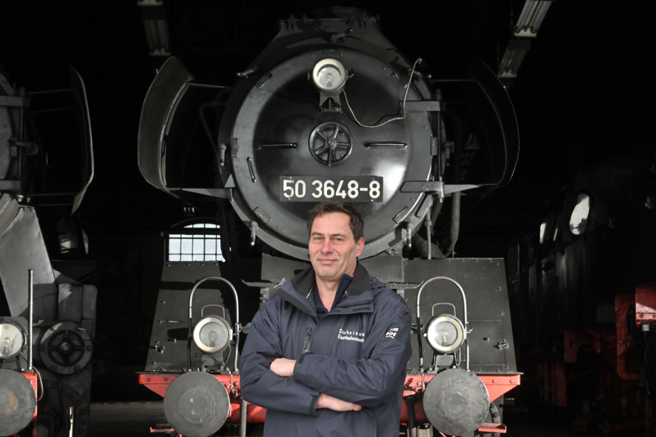 Sven Liebold vom Eisenbahnmuseum steht vor der historischen Dampflok 50 3648.