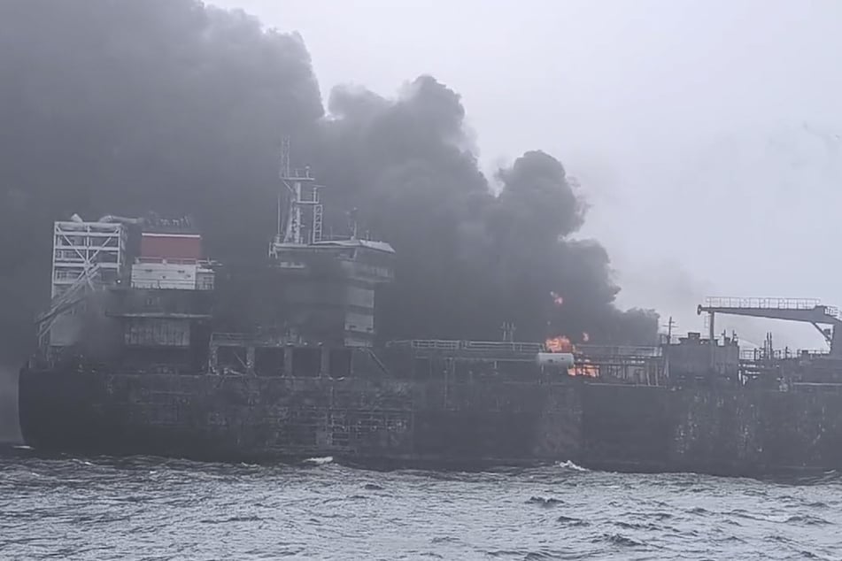 Aus bisher unbekannter Ursache kollidierten der Öltanker MV Stena Immaculate und das Containerschiff MV Solong am Montag, wobei der Öltanker in Brand geriet.