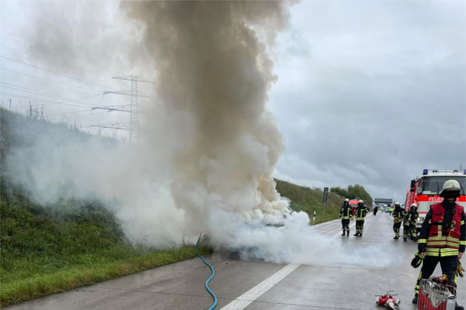 Während die Feuerwehr das brennende Auto löschte, wurde die A14 Richtung Magdeburg für eine knappe halbe Stunde voll gesperrt.