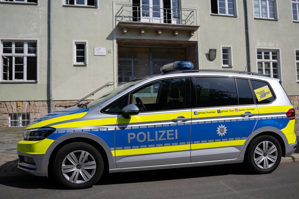 Ein Polizeiwagen steht vor dem Heinrich-Mann-Gymnasium in Erfurt. Am ersten Schultag nach den Sommerferien waren Bombendrohungen an mehreren Schulen in Thüringen eingegangen. (Archivfoto)