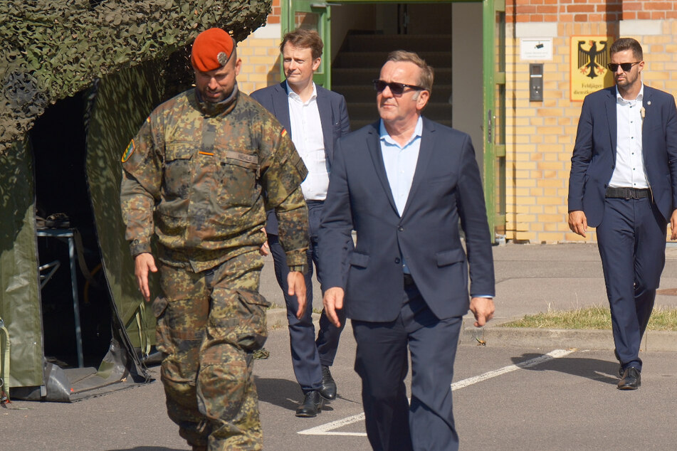 Nach seinem Besuch der General-Olbricht-Kaserne in Leipzig nahm Verteidigungsminister Boris Pistorius (64, SPD, v.) am Montag auch an einer Wahlkampfveranstaltung teil. Diese sollte jedoch alles andere als ruhig verlaufen.