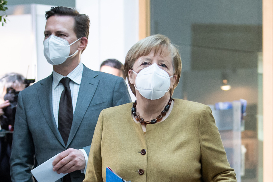 Bundeskanzlerin Angela Merkel (66, CDU) kommt zusammen mit Steffen Seibert (60), Regierungssprecher, zu einer Pressekonferenz.