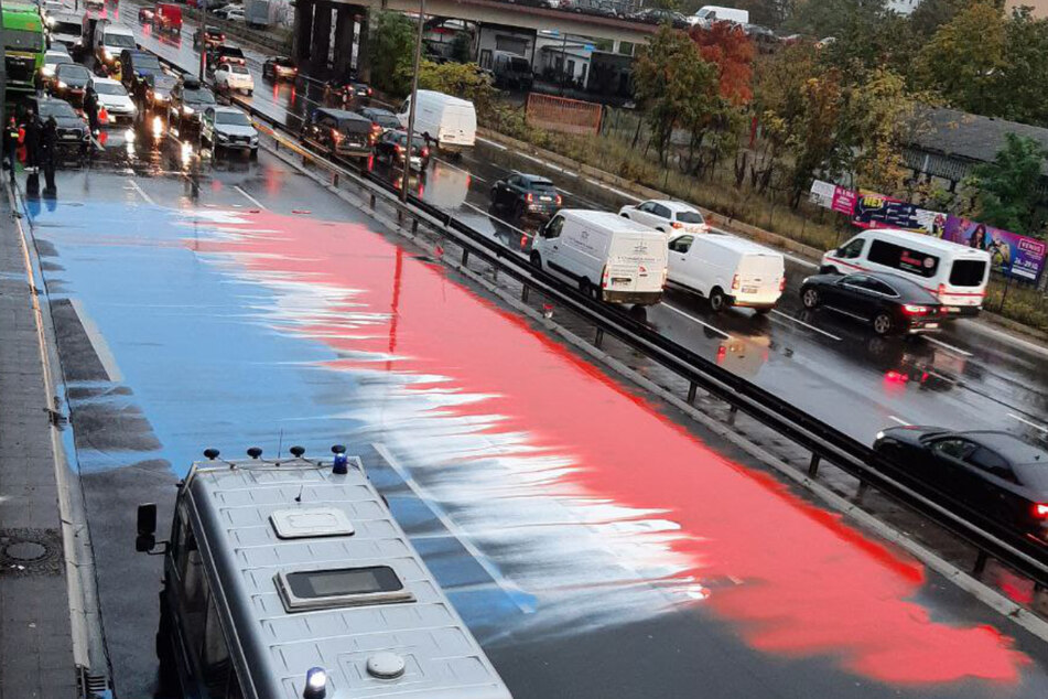 Klima-Kleber blockieren wieder A100: Darum ist auf der Autobahn eine Holland-Flagge