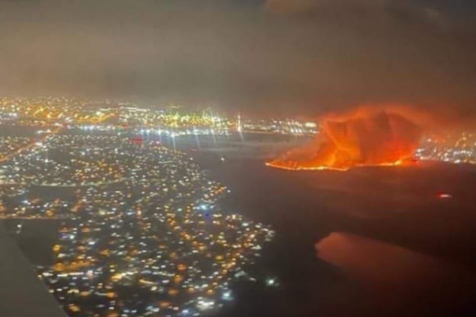 Ein Tourist fotografierte aus dem Flugzeug den verheerenden Brand bei Kapstadt.