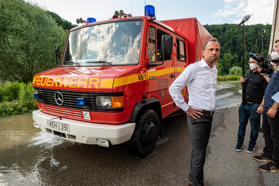 Bayerns Umweltminister Thorsten Glauber (50, l., Freie Wähler) traf sich im Kloster Weltenburg mit Kommunalpolitikern und weiteren Interessenvertretern zu einer Diskussion über Flutpolder.