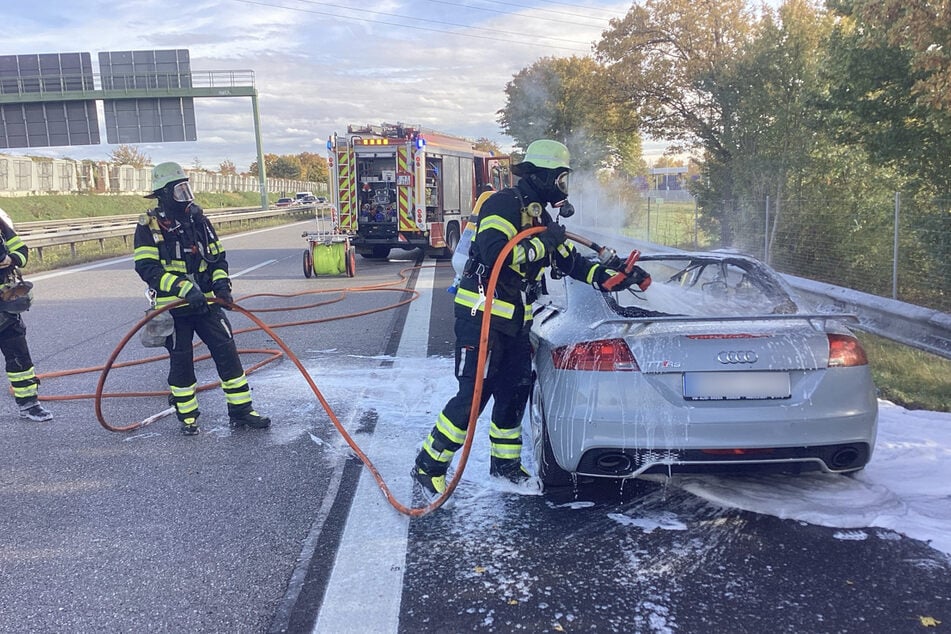 Der Wagen brannte nahezu vollständig aus.