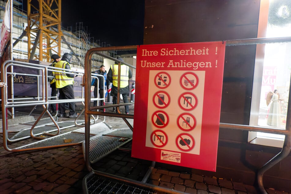 Ein Plakat am Zugang zur Kölner Altstadt zeigt die Gegenstände, die nicht in die Feierzone gebracht werden dürfen.