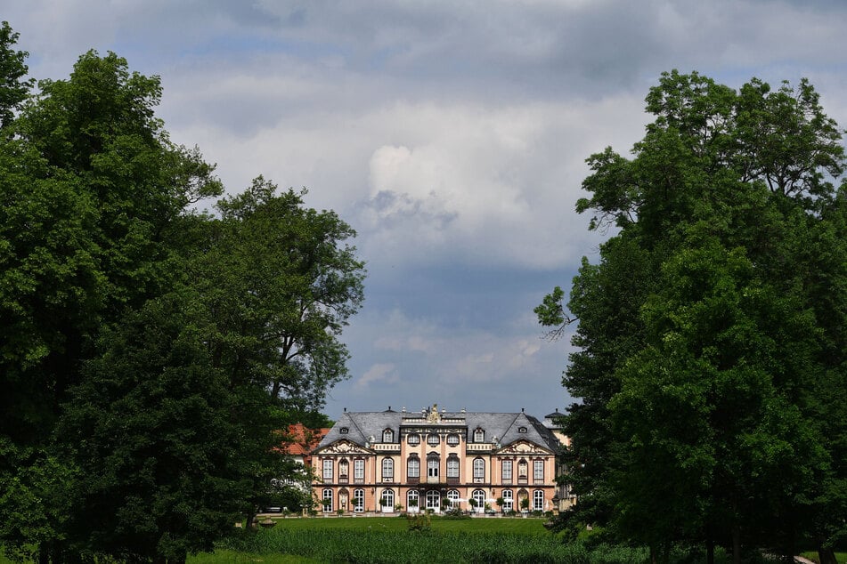 Wolken ziehen über Park und Schloss in Molsdorf. (Archivfoto)