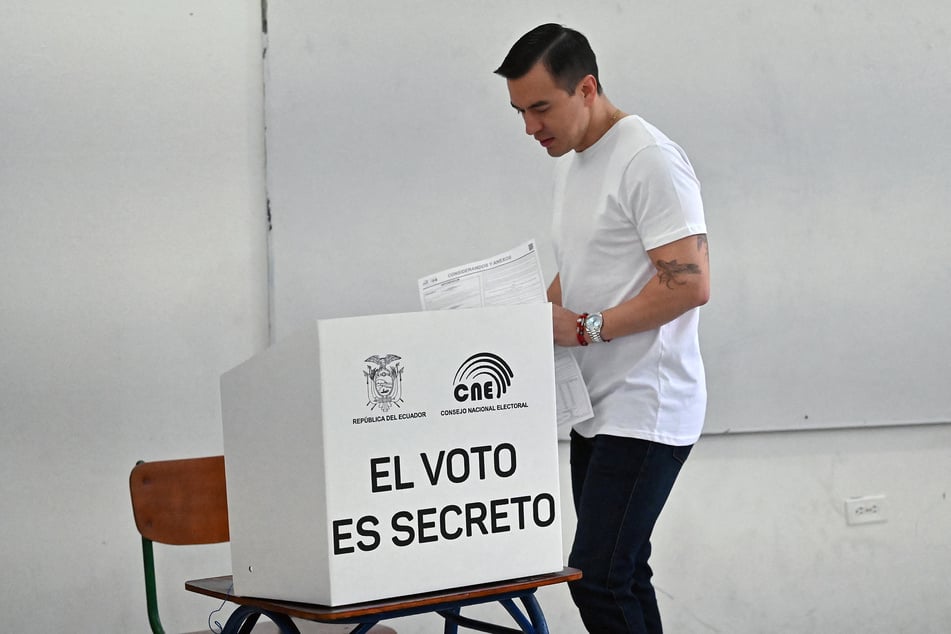 Ecuador's President Daniel Noboa votes in the referendum in Olon on November 16, 2025.