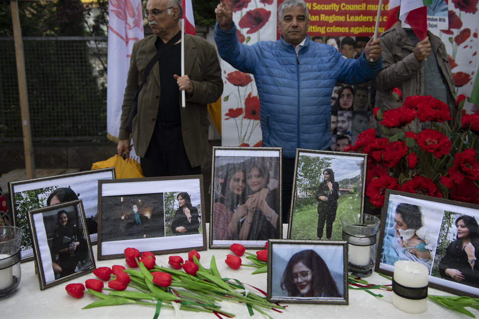 Bei einem Protest des Nationalen Widerstandsrates Iran (NWRI) vor der iranischen Botschaft in Berlin stehen Bilder der verstorbenen Mahsa Amini (†22) auf einem Tisch.