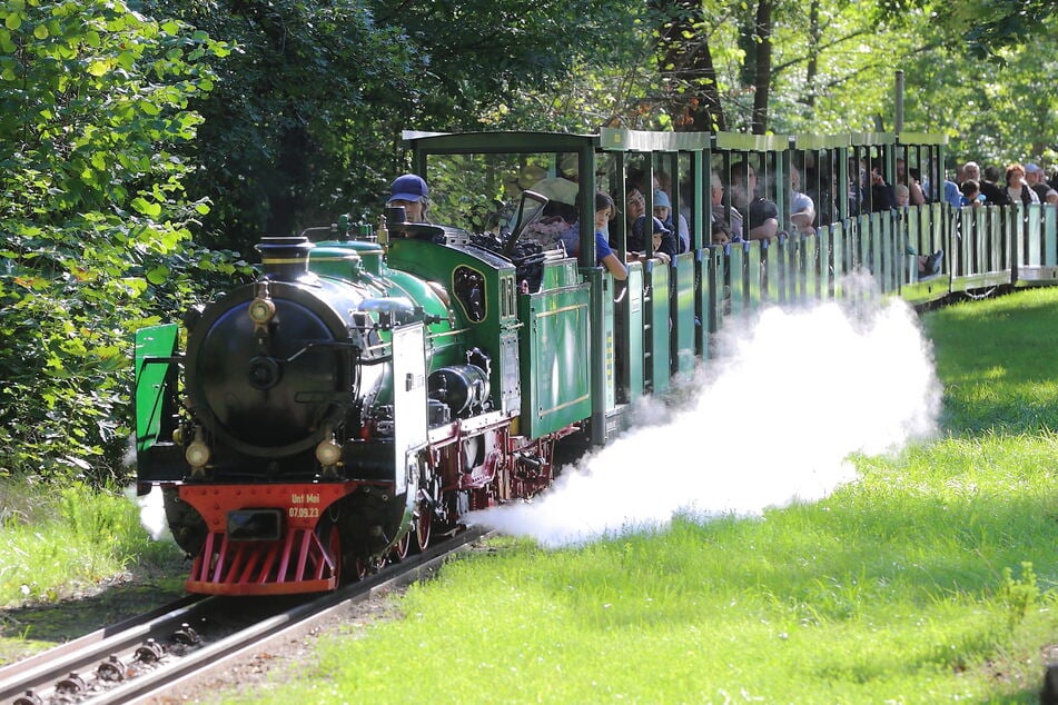 Die Parkeisenbahn schnauft durch den Großen Garten in Dresden.