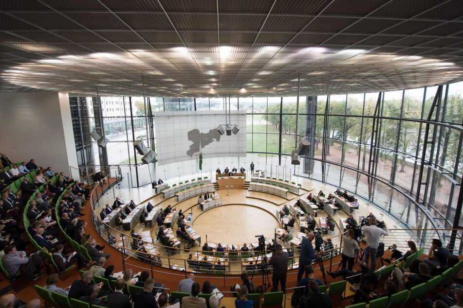Im Plenarsaal des Sächsischen Landtags werden viele Reden gehalten.