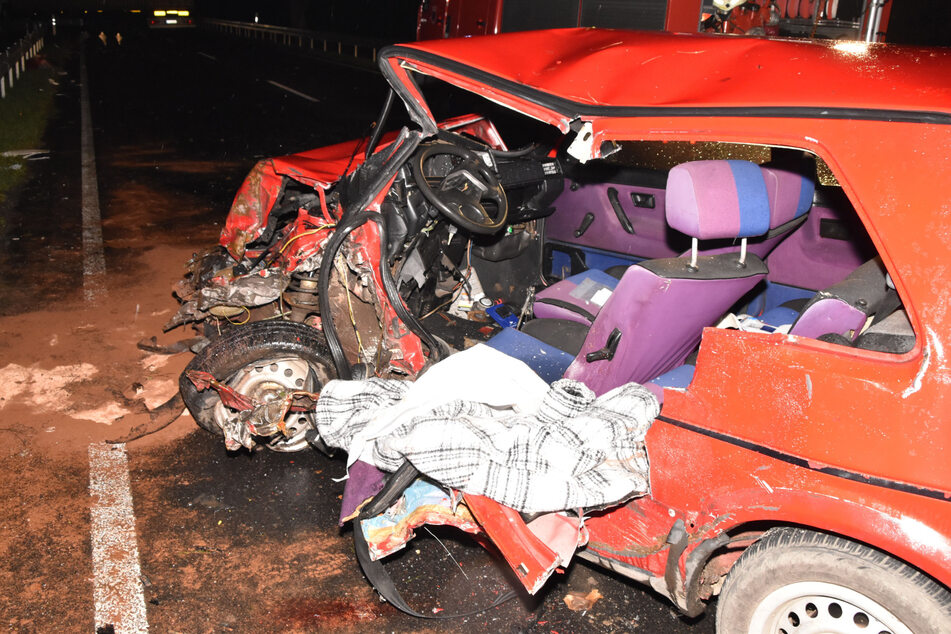 Tödlicher Frontal-Crash auf der B1: Auto kracht mit LKW zusammen