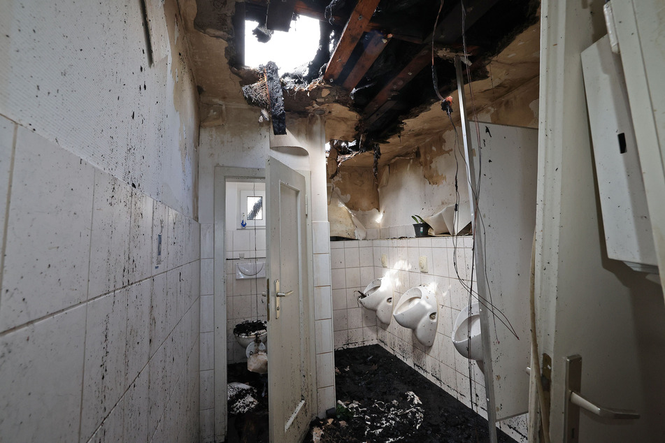 Die WC-Anlagen einer Gaststätte wurden durch das Feuer völlig zerstört.