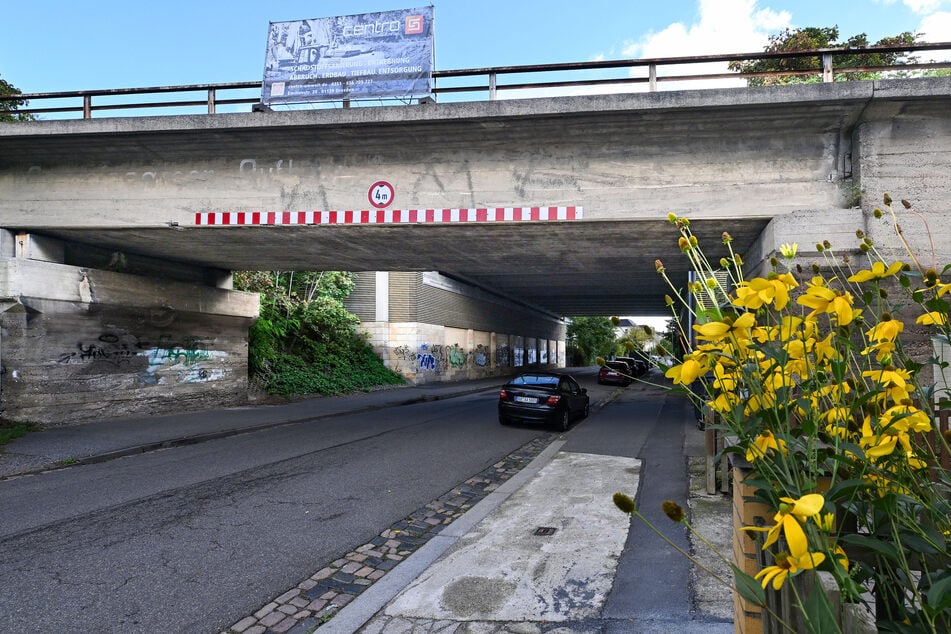 Die Bagger kommen: Ende September 2025 wird die stillgelegte und stark beschädigte Werksbahnbrücke Rankestraße in Dresden-Kaditz abgerissen.