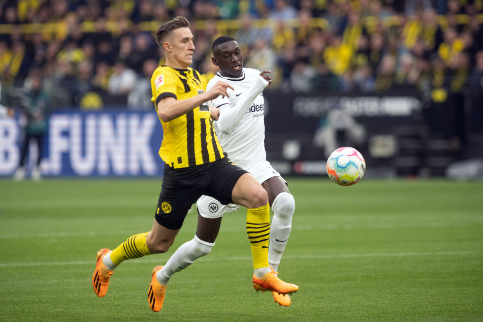 Frankfurts Stürmer-Star Randal Kolo Muani (r.) hatte gegen die Dortmunder Defensive um Nico Schlotterbeck meist das Nachsehen.