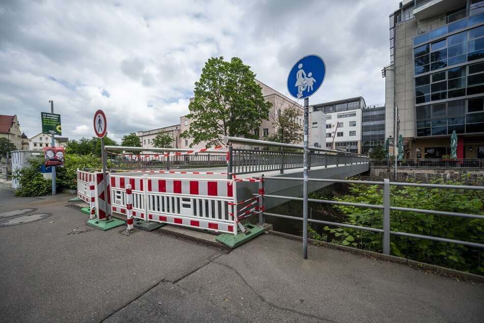 Die Fußgängerbrücke am Luxor in Chemnitz ist seit Freitag gesperrt und wurde vorsorglich angehoben.