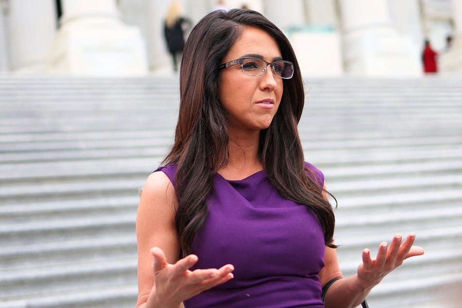 Lauren Boebert derails Clinton hearing on Epstein by sharing photo with MAGA influencer