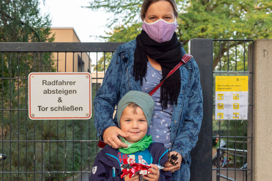 Anne (30) konnte Sohn Oskar (5) trotz Streik in der Kita "Alaunkids" abgeben.