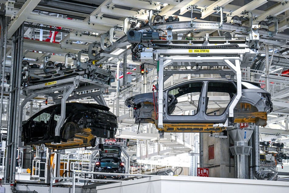 Die Produktion im VW-Werk Emden wird aufgrund des Sturmtiefs am Freitag gestoppt. (Archivbild)