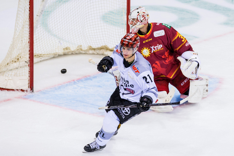 Stürmer Frederik Tiffels (25, l.) kam bei den Kölner Haie in dieser Spielzeit auf 12 Tore und 23 Vorlagen. Damit war der 25-Jährige punktbester Deutscher im Team. (Archivfoto)