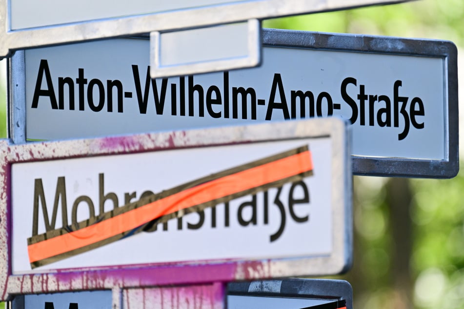 In der Mohrenstraße in Berlin hängen neue Schilder mit dem Namen Anton Wilhelm Amo.