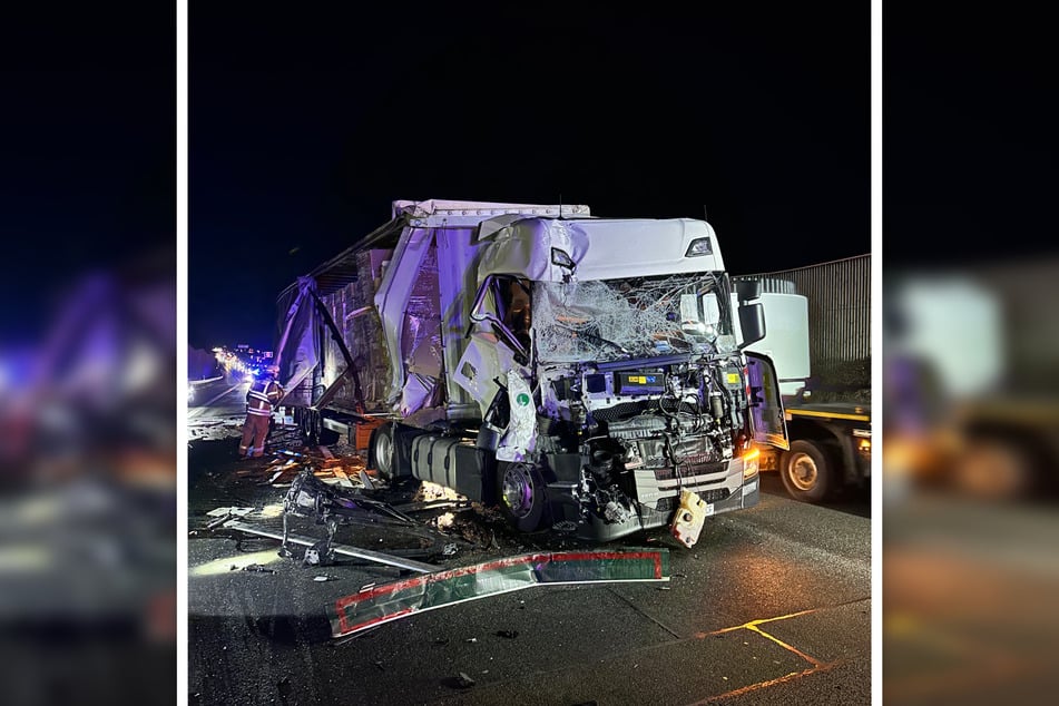 Bei dem Unfall wurde die Fahrerkabine des hinteren Lastwagens vollständig zerstört.