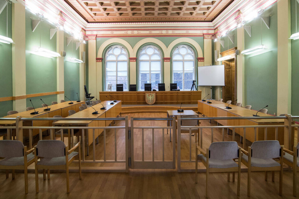Ein leerer Verhandlungssaal im Landgericht von Cottbus. Das geplante Berufungsverfahren um den Unfalltod einer ägyptischen Studentin (†22) muss aufgrund der Corona-Pandemie vorläufig ausgesetzt werden. (Symbolfoto)