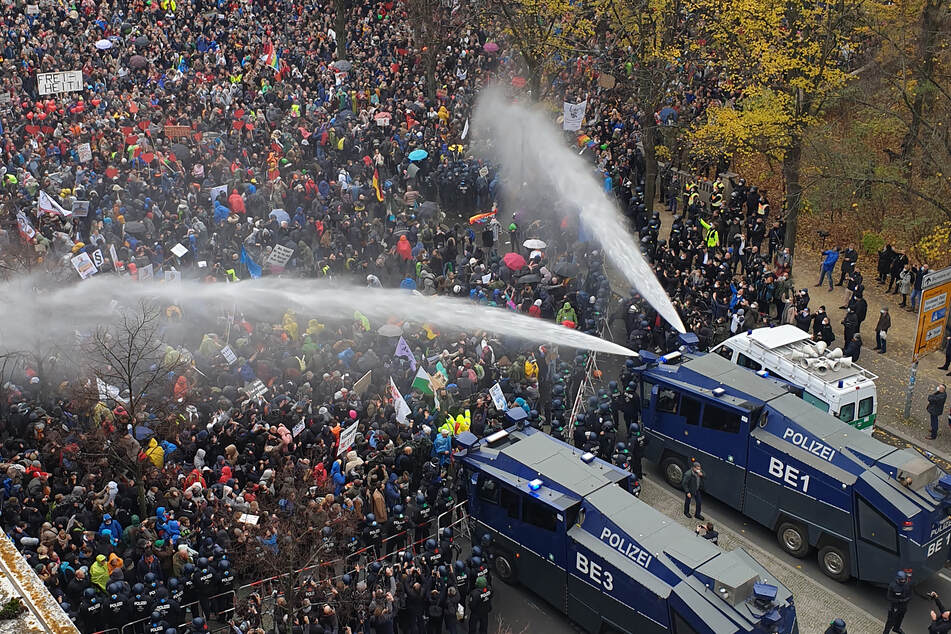 Wasserwerfer der Polizei bei der Demonstration gegen die Corona-Einschränkungen in Berlin am 18. November.