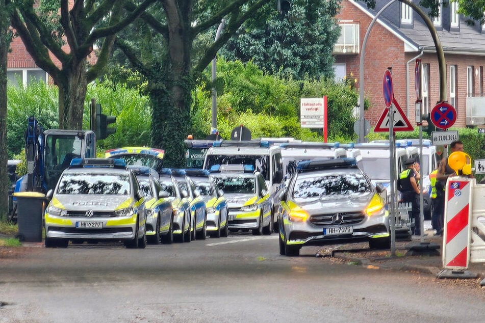 Im Stadtteil Eidelstedt läuft derzeit ein größerer Polizeieinsatz an einer Schule.