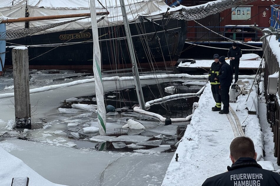 Eine sieben Meter lange Jacht ist im Hamburger Hafen gesunken.